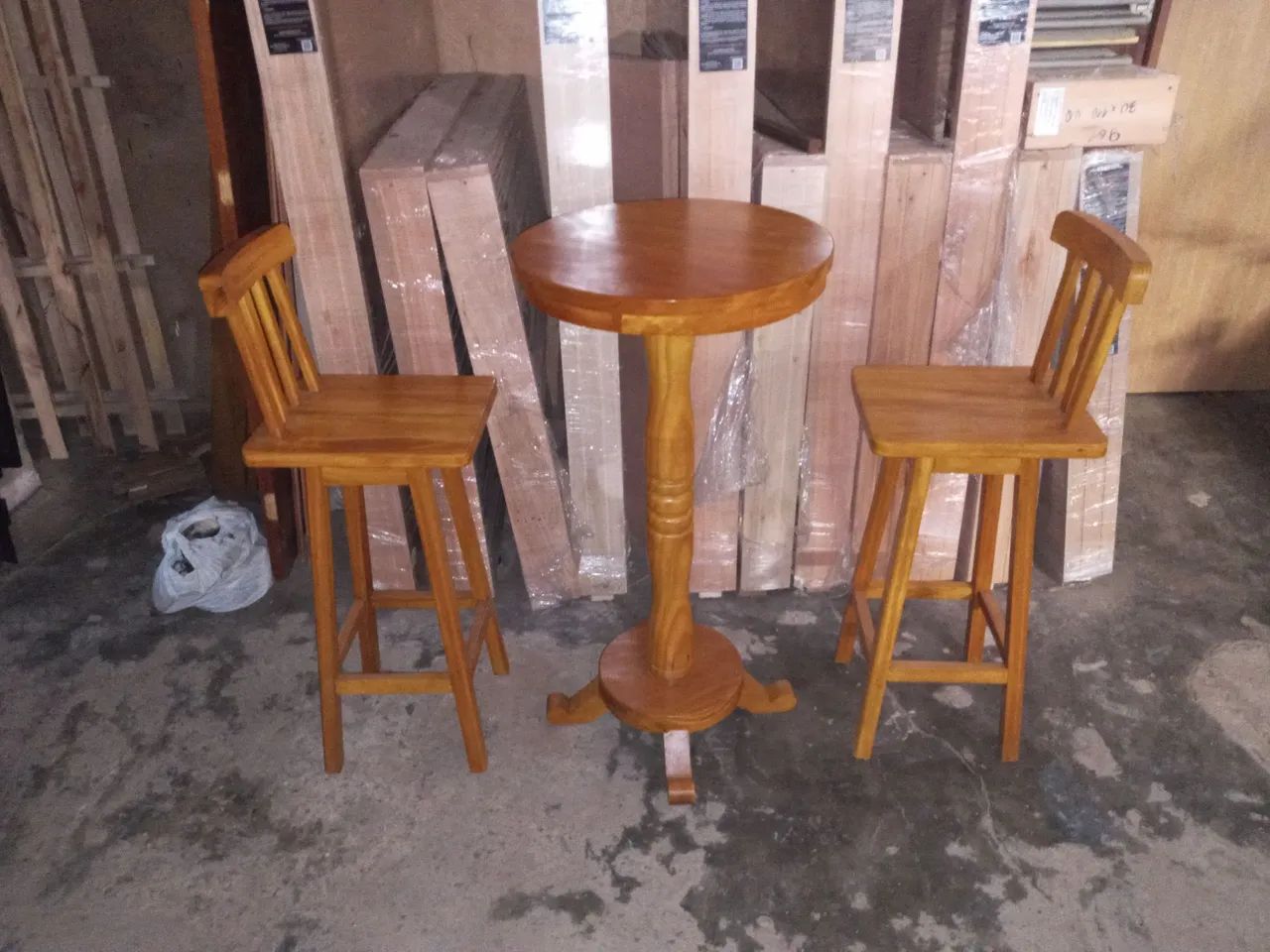 Conjunto de mesa bistrô com base torneada e 2 bancos altos de madeira  - Foto 2