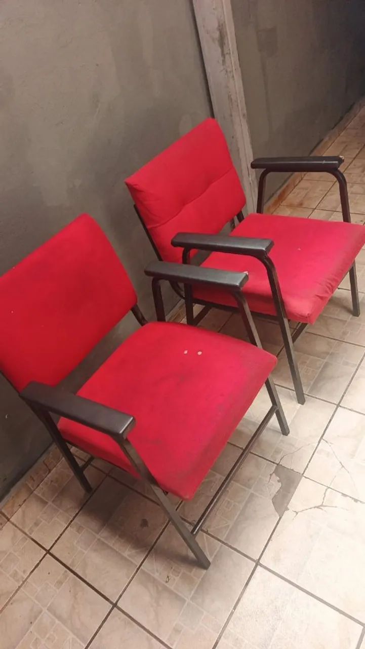 Cadeiras vermelhas com detalhes de uso 