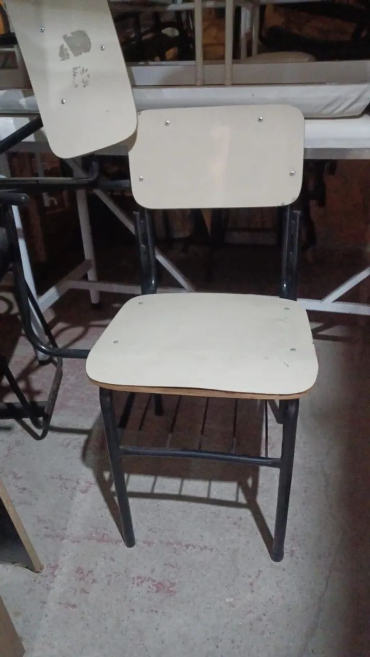 Cadeiras escolares tradicionais, com pés de ferro. - Foto 3