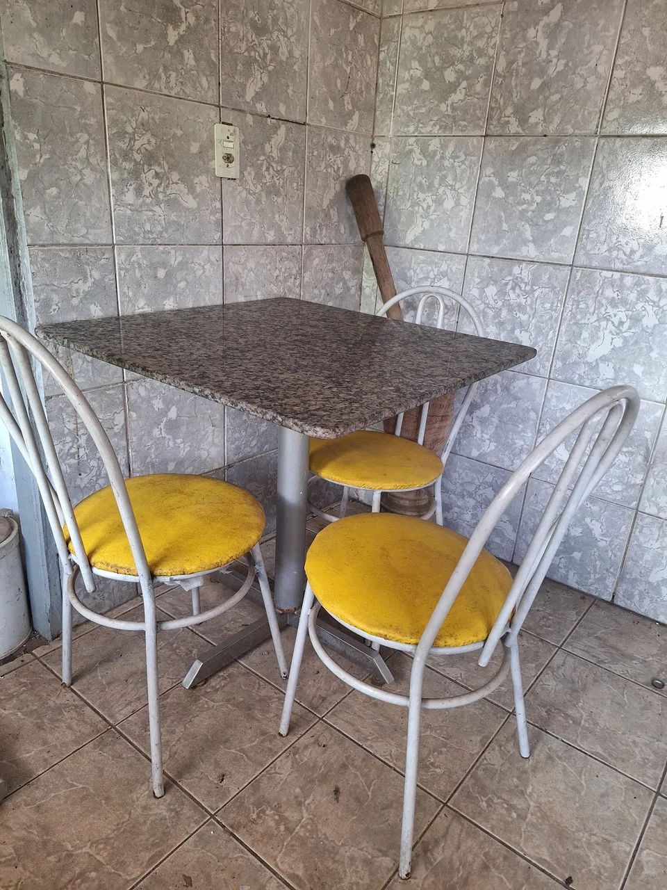 Mesa com três cadeiras - Foto 3