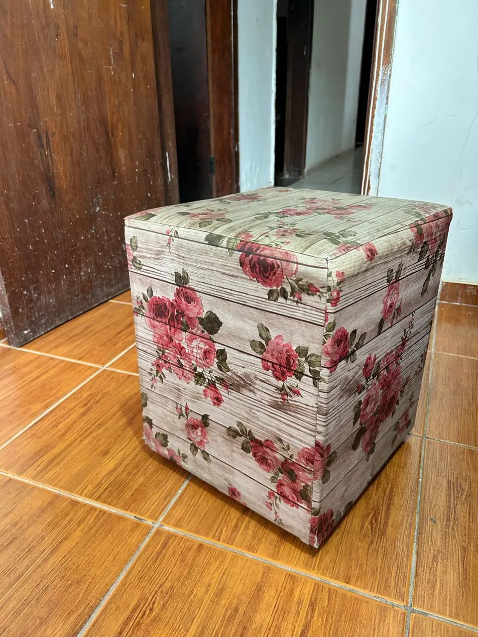Puffe com decorações rosas  - Foto 3