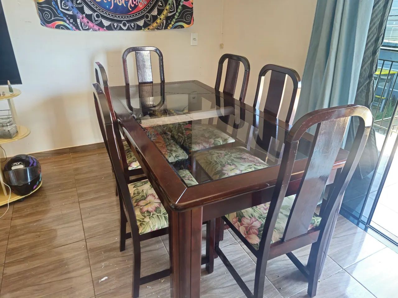 Mesa de jantar de vidro com 6 cadeiras