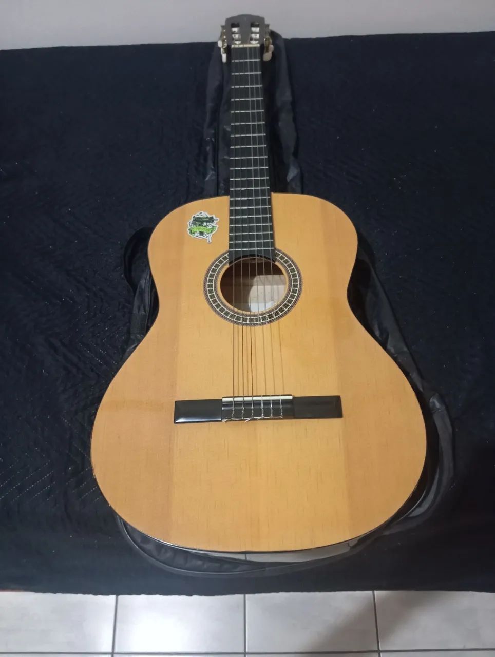 Vendo um violão 