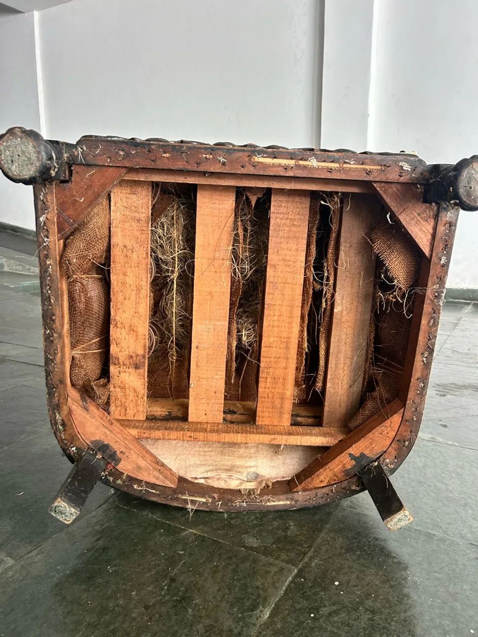 Conjunto de Sofá e Poltronas Antigo em Madeira Maciça Entalhada - 3 Peças - Foto 2