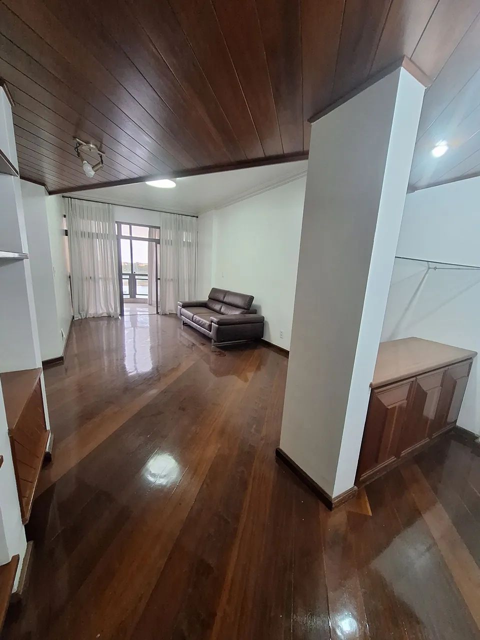 Alugo Ed. Debret aptº moboliado com 4 quartos sendo 2 suítes  - Foto 3