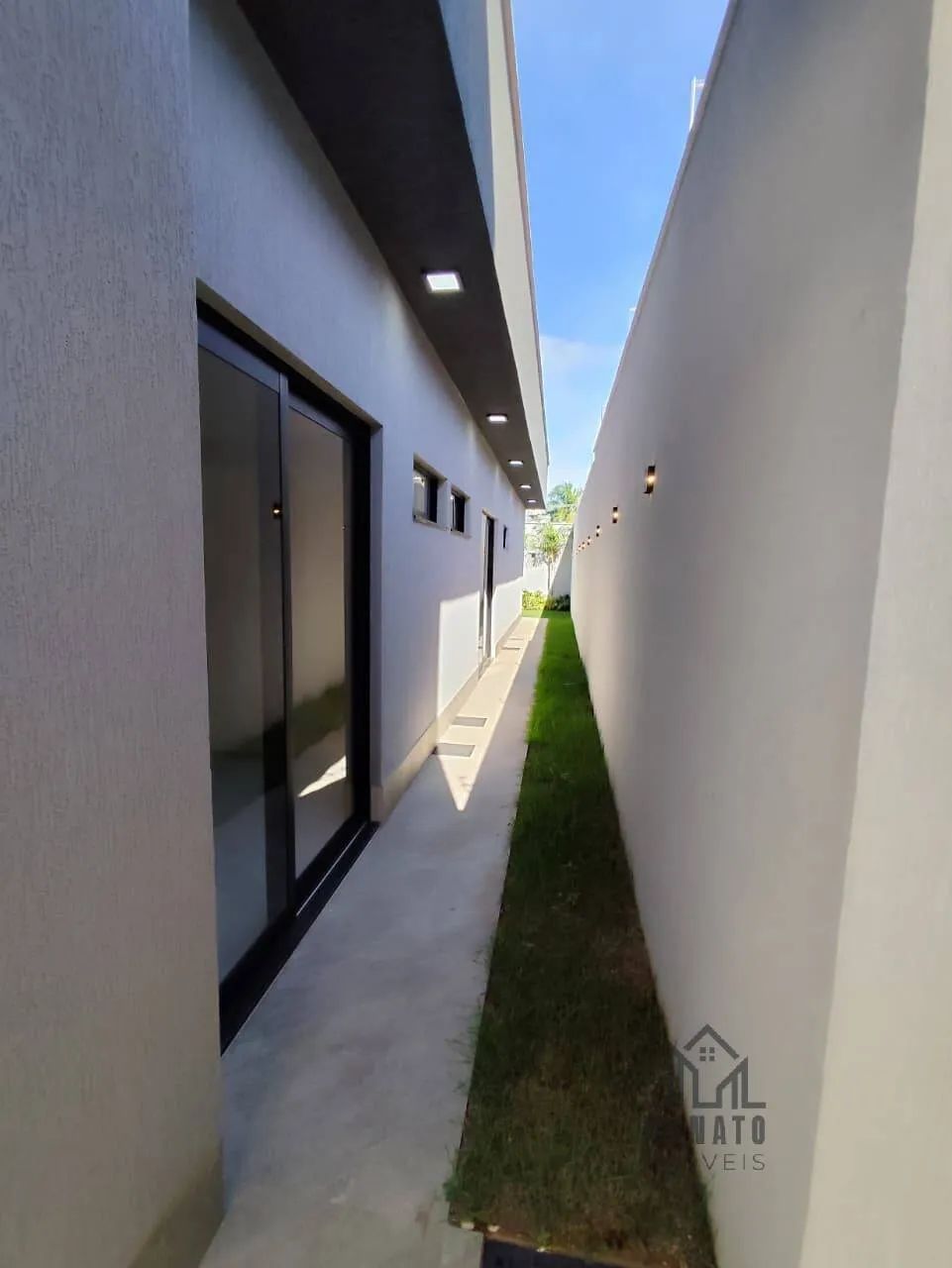 CASA MODERNA COM 3 SUÍTES, ESCRITÓRIO E PISCINA AQUECIDA NO PARQUE AMAZÔNIA - Foto 3