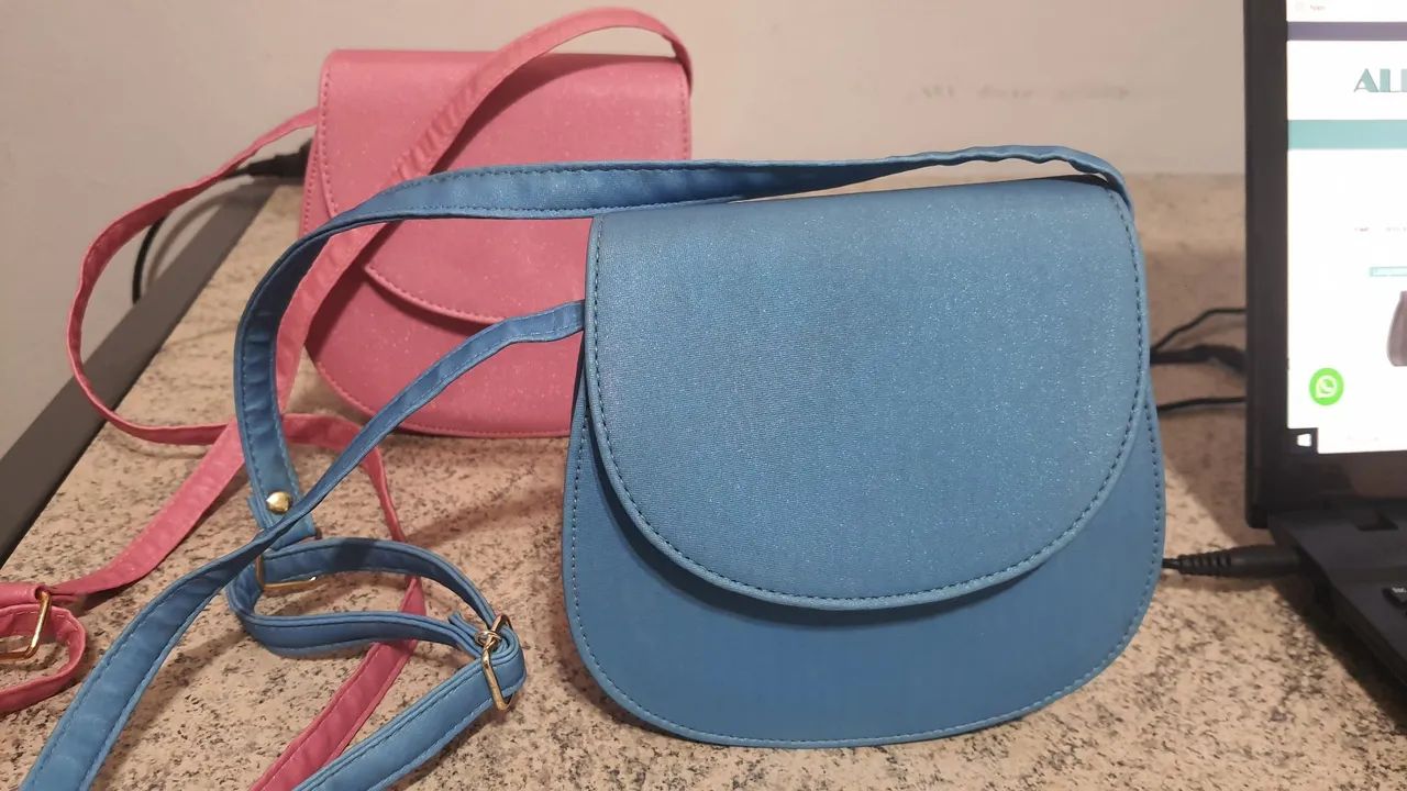 Duas bolsas em  cetim metalizado