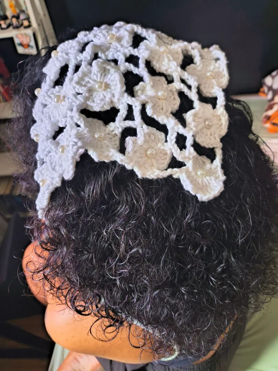 Bandana de florzinhas de crochê - Foto 2