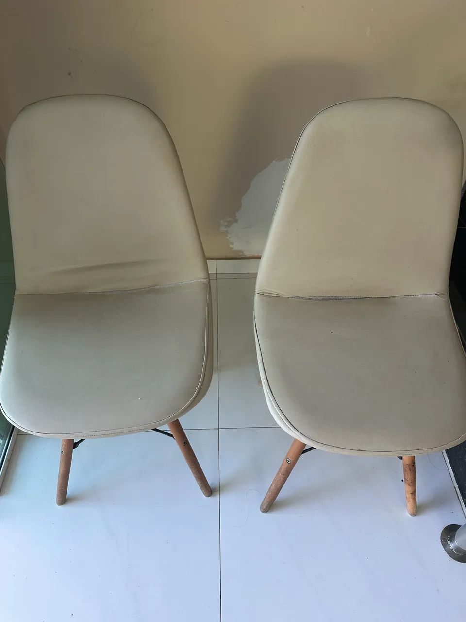 Conjunto 2 cadeiras forradas e pés de madeira  - Foto 4