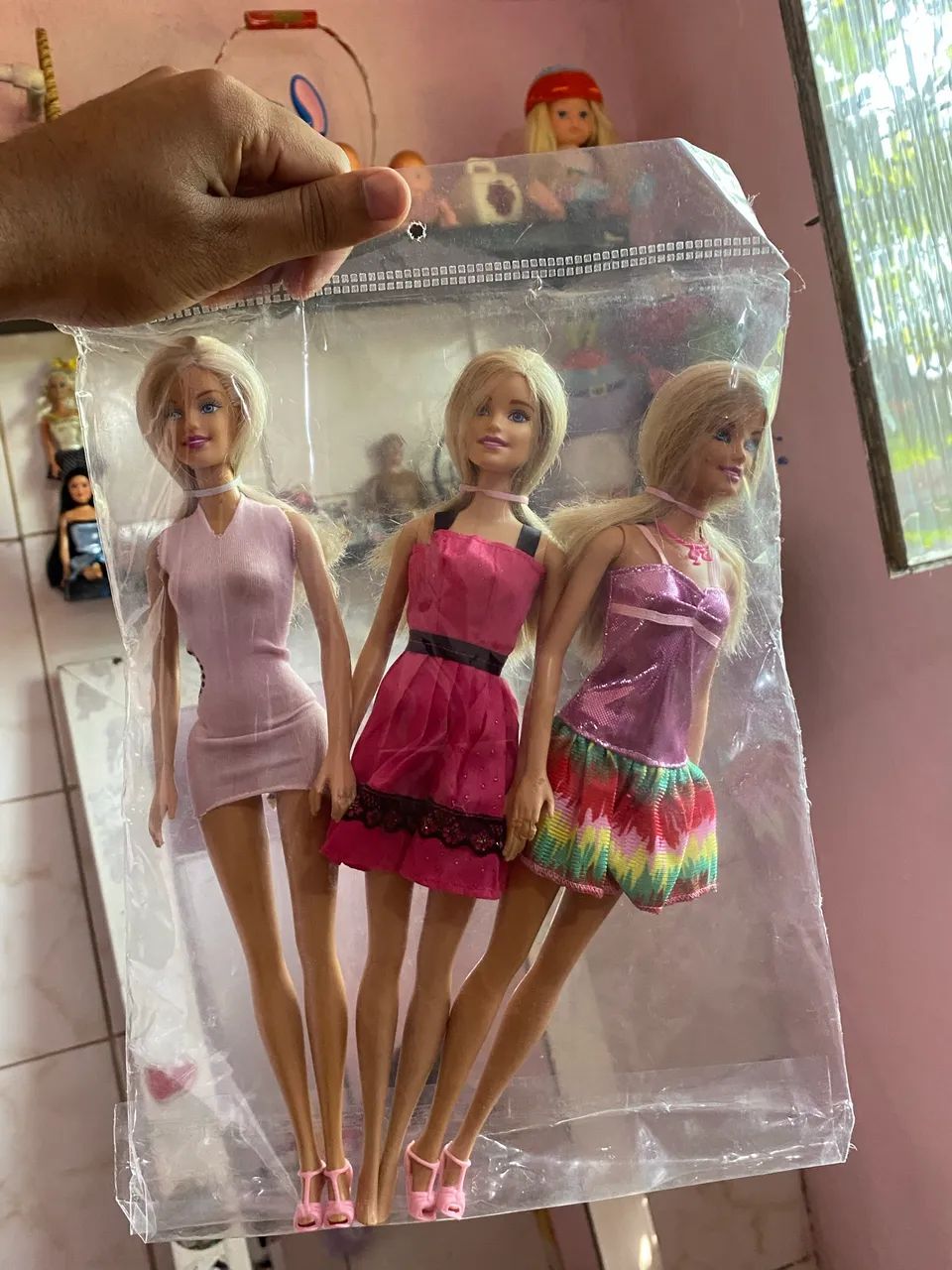 Lote 3 Barbies + roupas e acessórios  - Foto 5