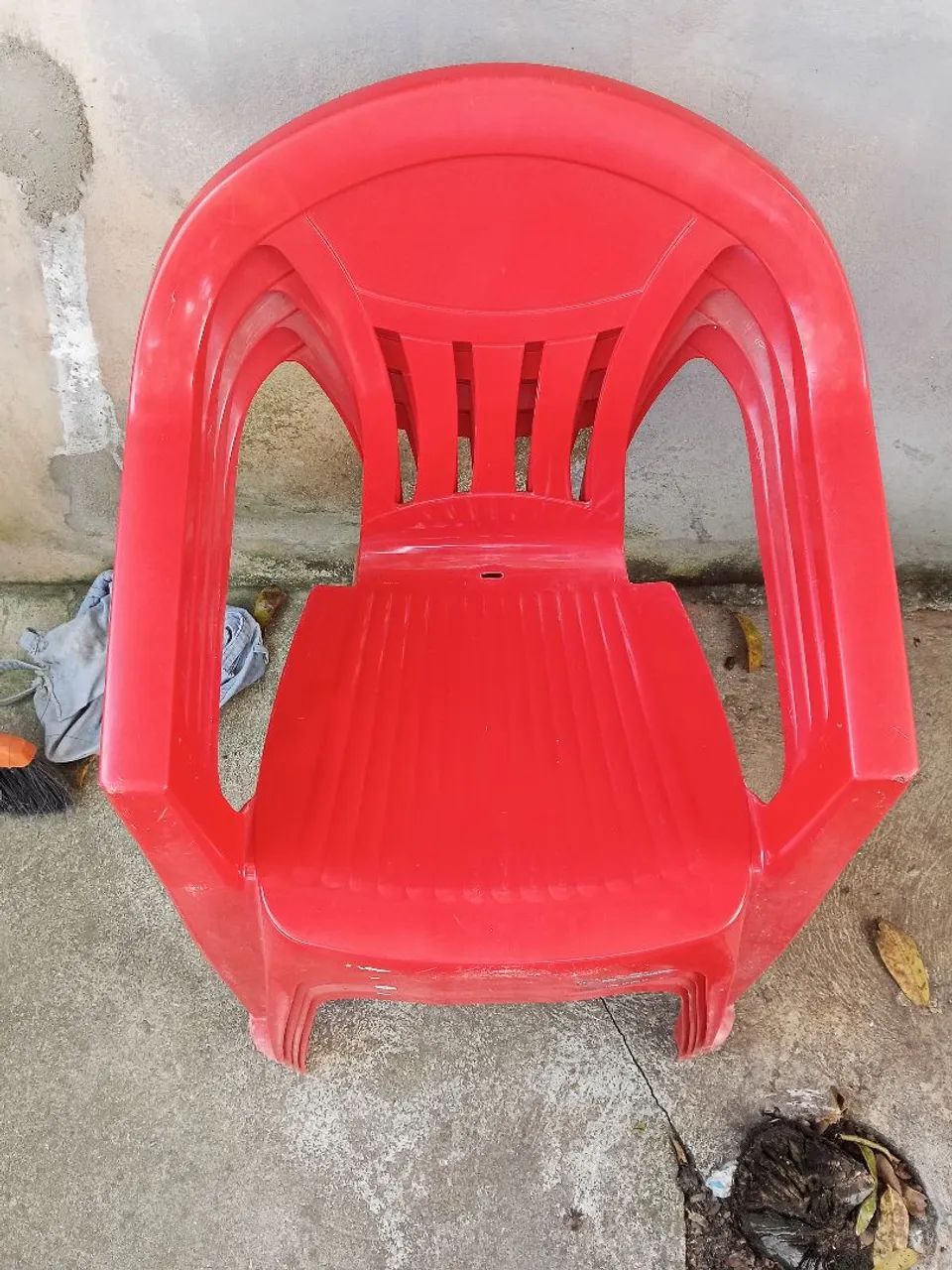 Cadeira e mesas plásticas