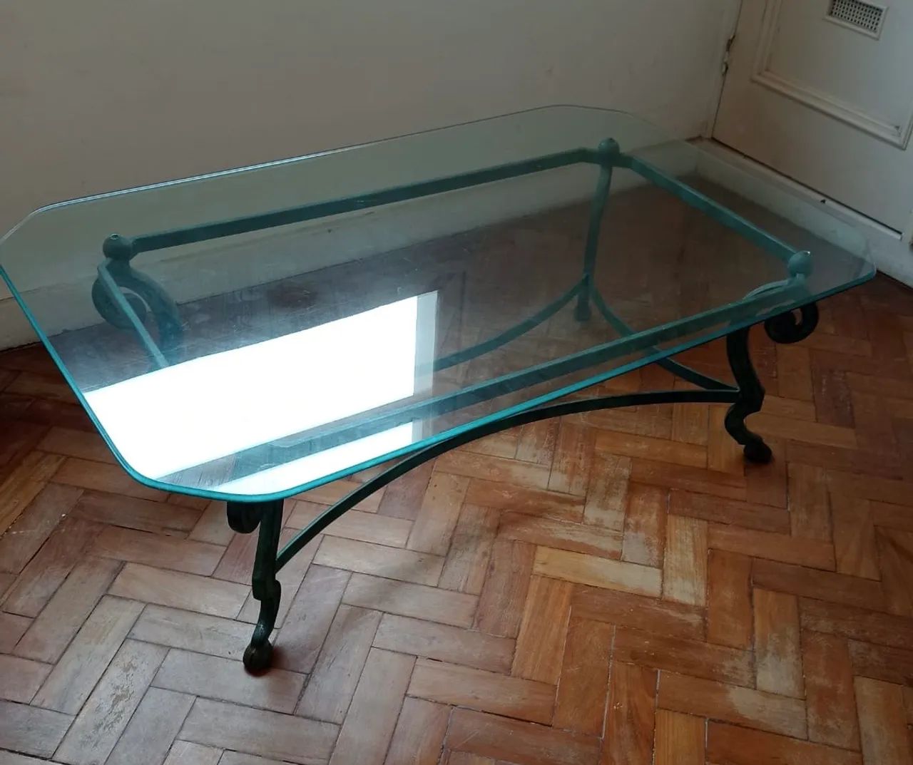 Mesa tampo de vidro bisotado em ótimo estado. 