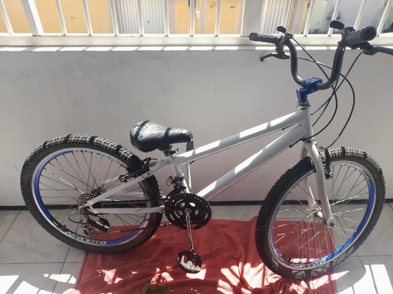Bicicleta aro 24, banco gta, marcha três velocidades, com tranca e banco cairu de brinde