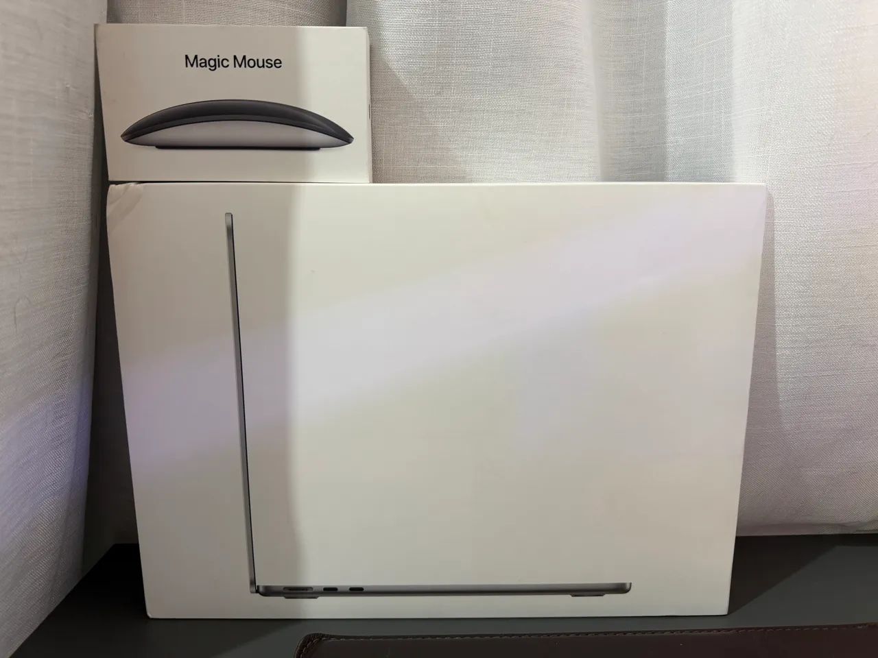 MacBook M2 - Cinza Espacial com Magic Mouse Preto - Foto 3