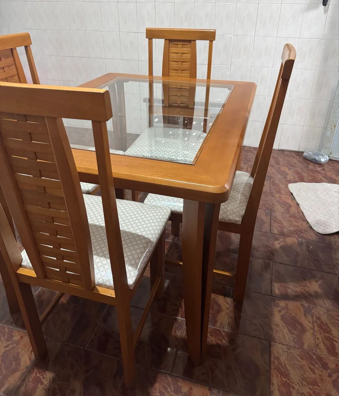Mesa de madeira c/ 4 cadeiras - Foto 3