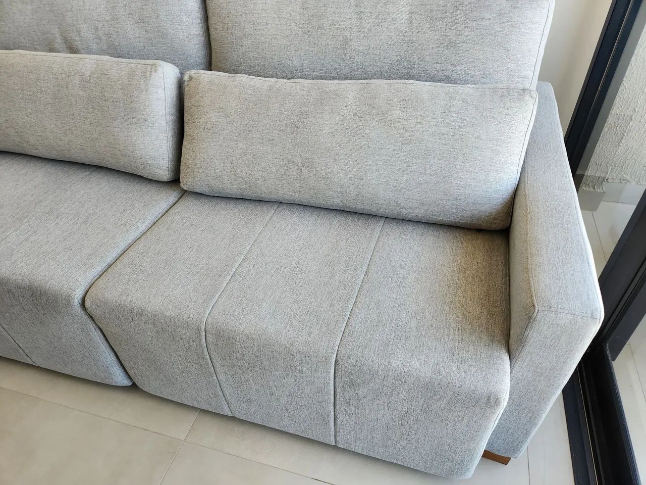 Sofá 4 lugares cinza claro - super conservado - Foto 3