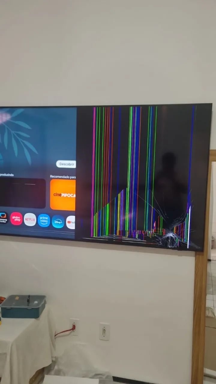 TV Samsung 75" com a tela quebrada