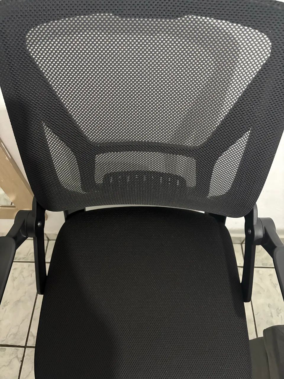 Cadeira Escritório Ergonômica Preta Mesh - Giratória com Braços - Foto 4