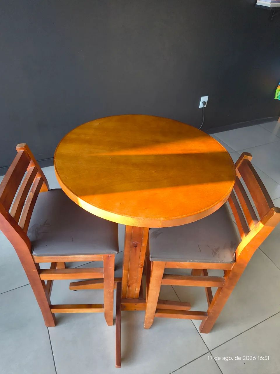 Mesa bistrô madeira maciça com banquetas. - Foto 2