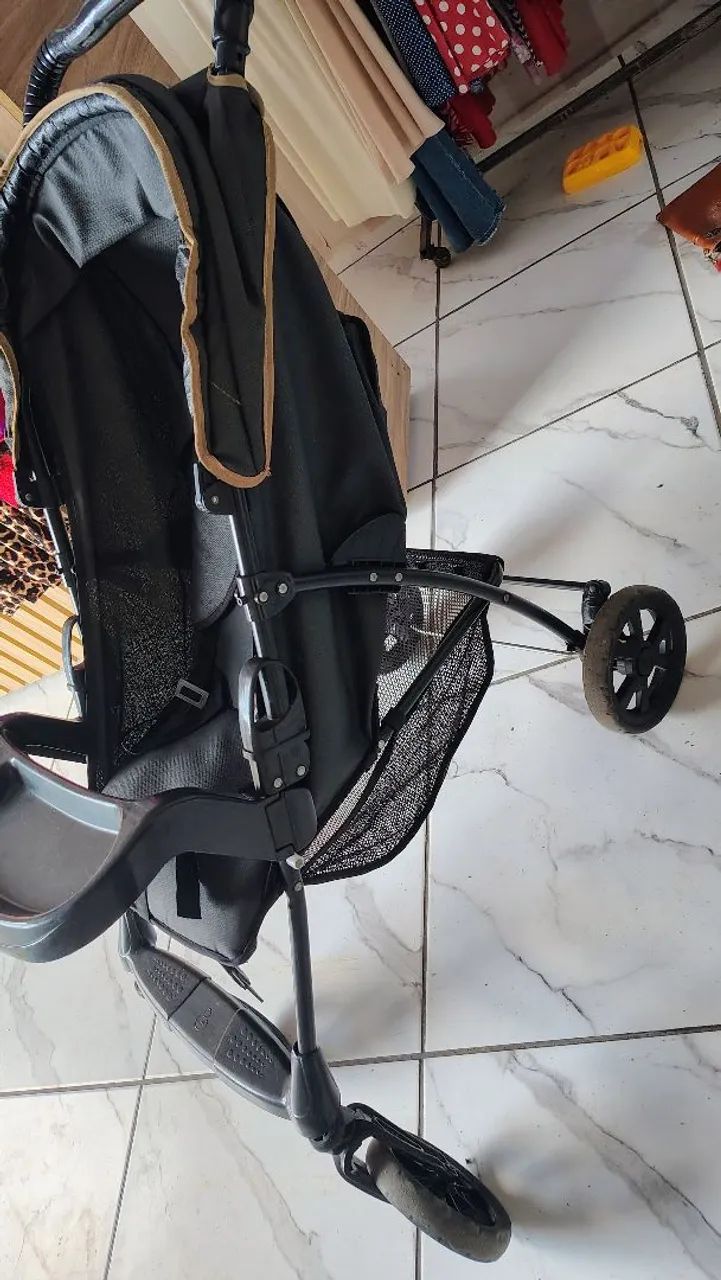 Carrinho de bebê preto 