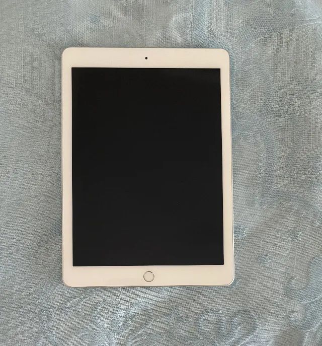 iPad de 5ª geração (lançado em 2017) com 32GB tela Retina de 9,7 polegadas.