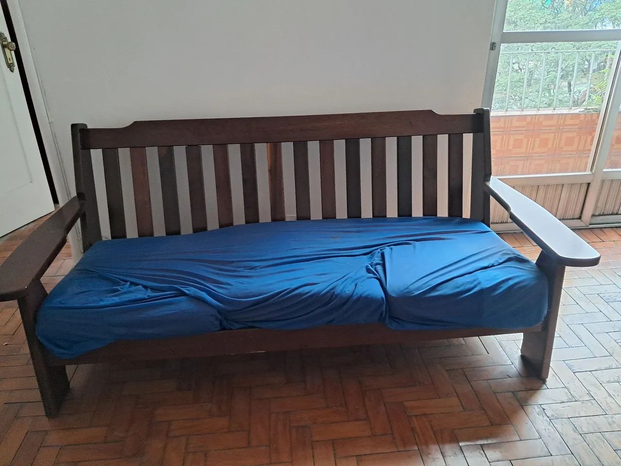 Poltronas de madeira maciça com 3 e 2 lugares - Foto 3