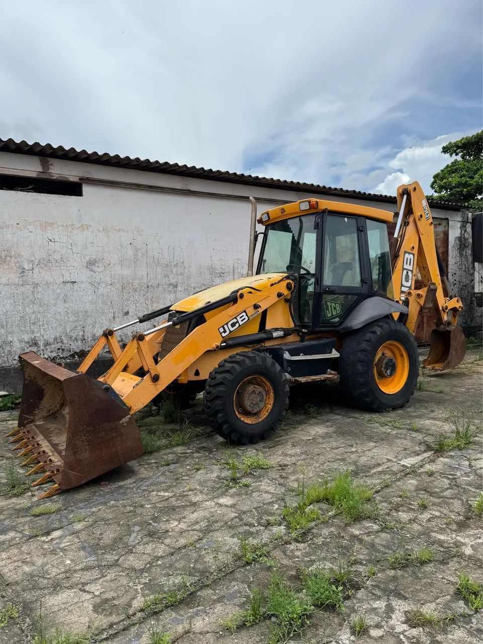 Retro escavadeira, 2013 