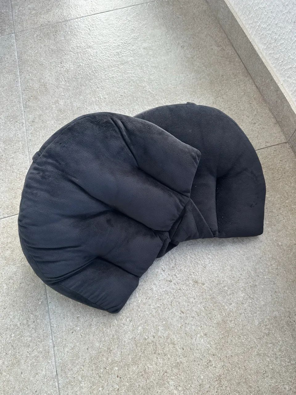 Almofada barriga de grávida de veludo preta  - Foto 2