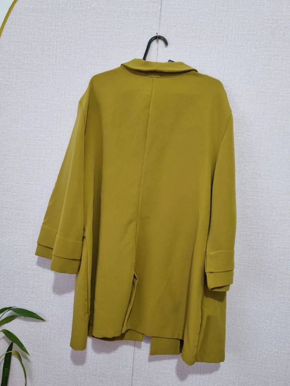 blazer maxi plus mostarda botões dourados - Foto 5