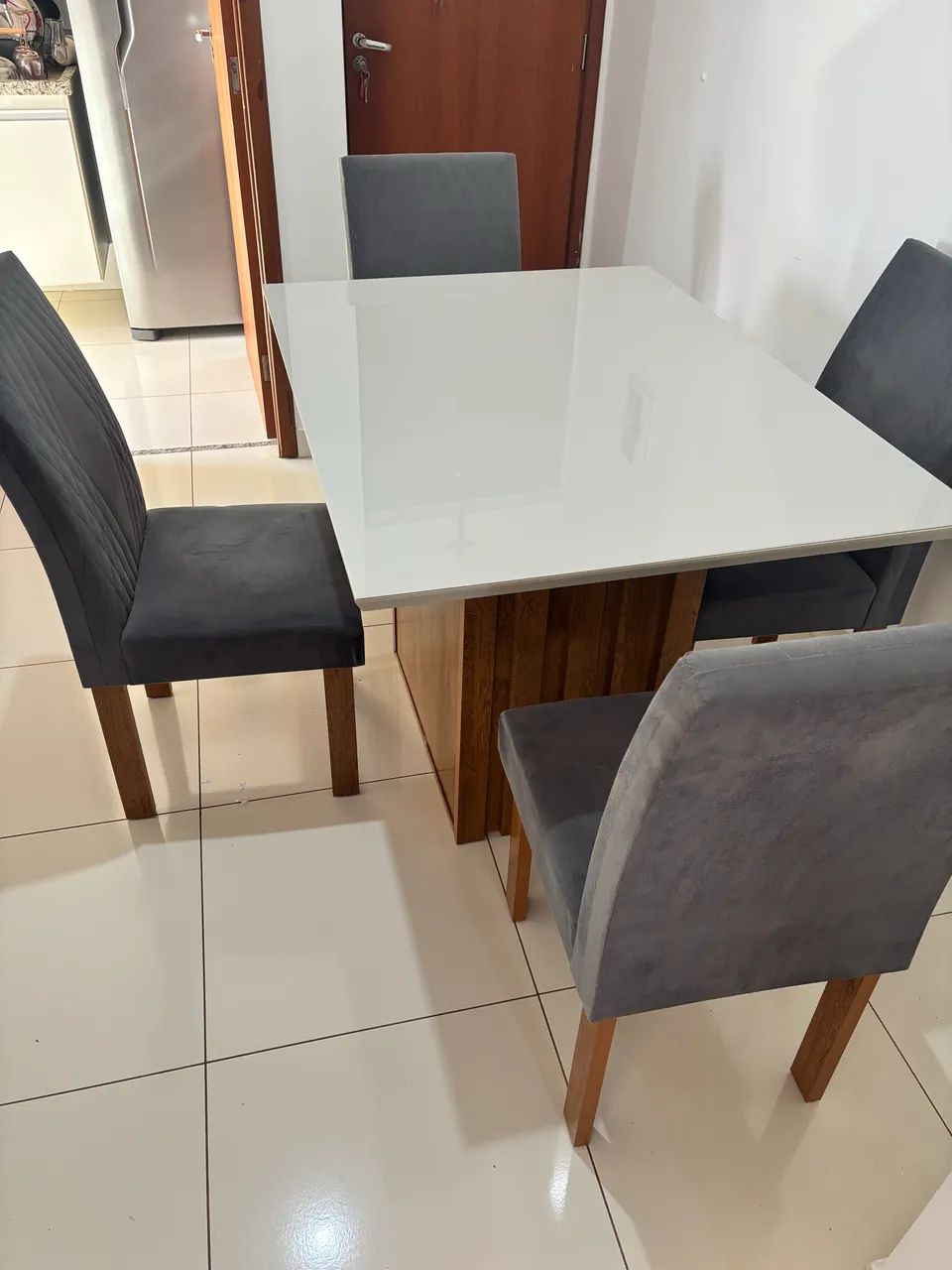 Mesa com 4 cadeiras cinzas comprada há 5 meses 