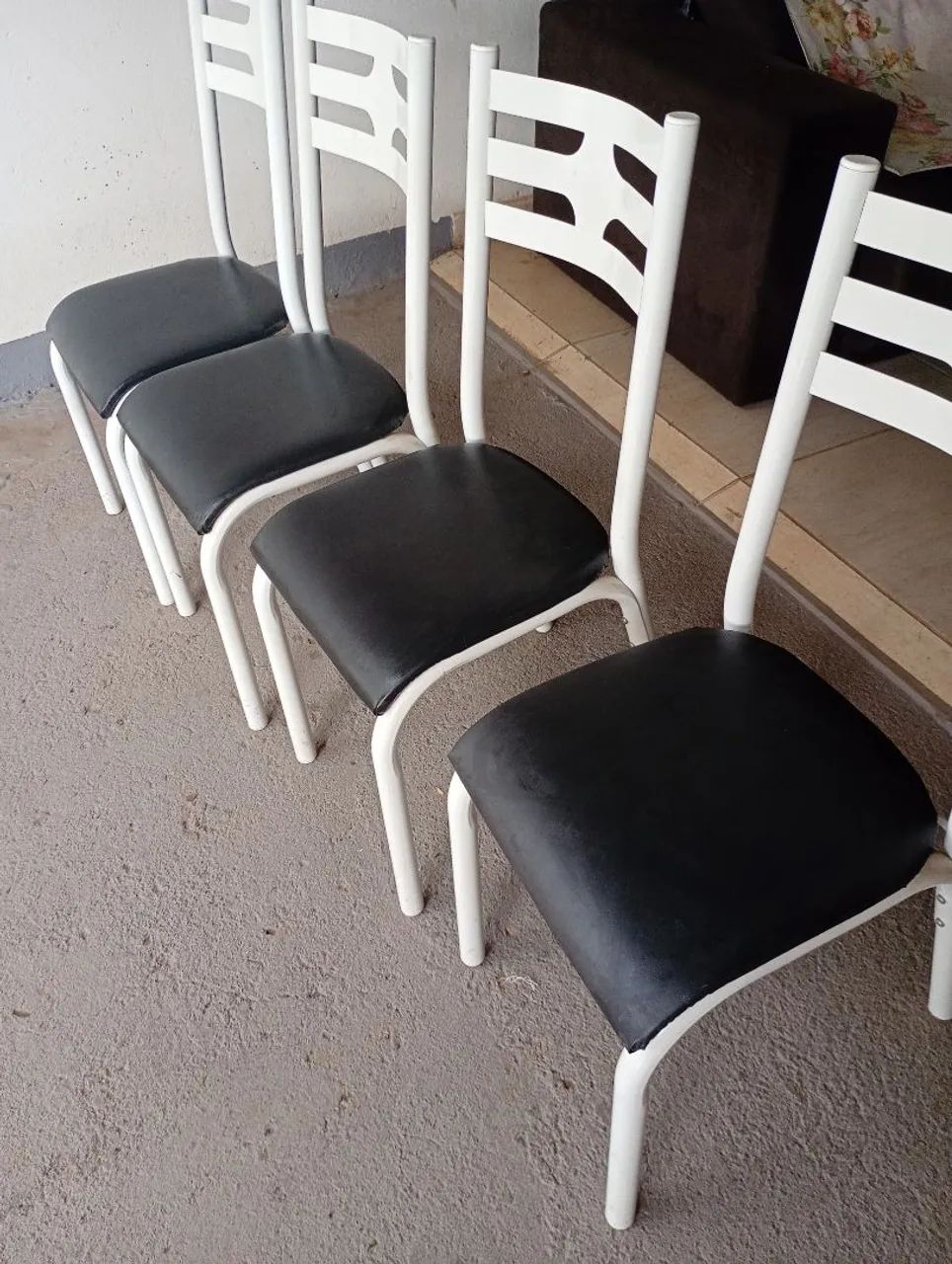 Mesa com 4 cadeiras bem nova entrego  - Foto 3