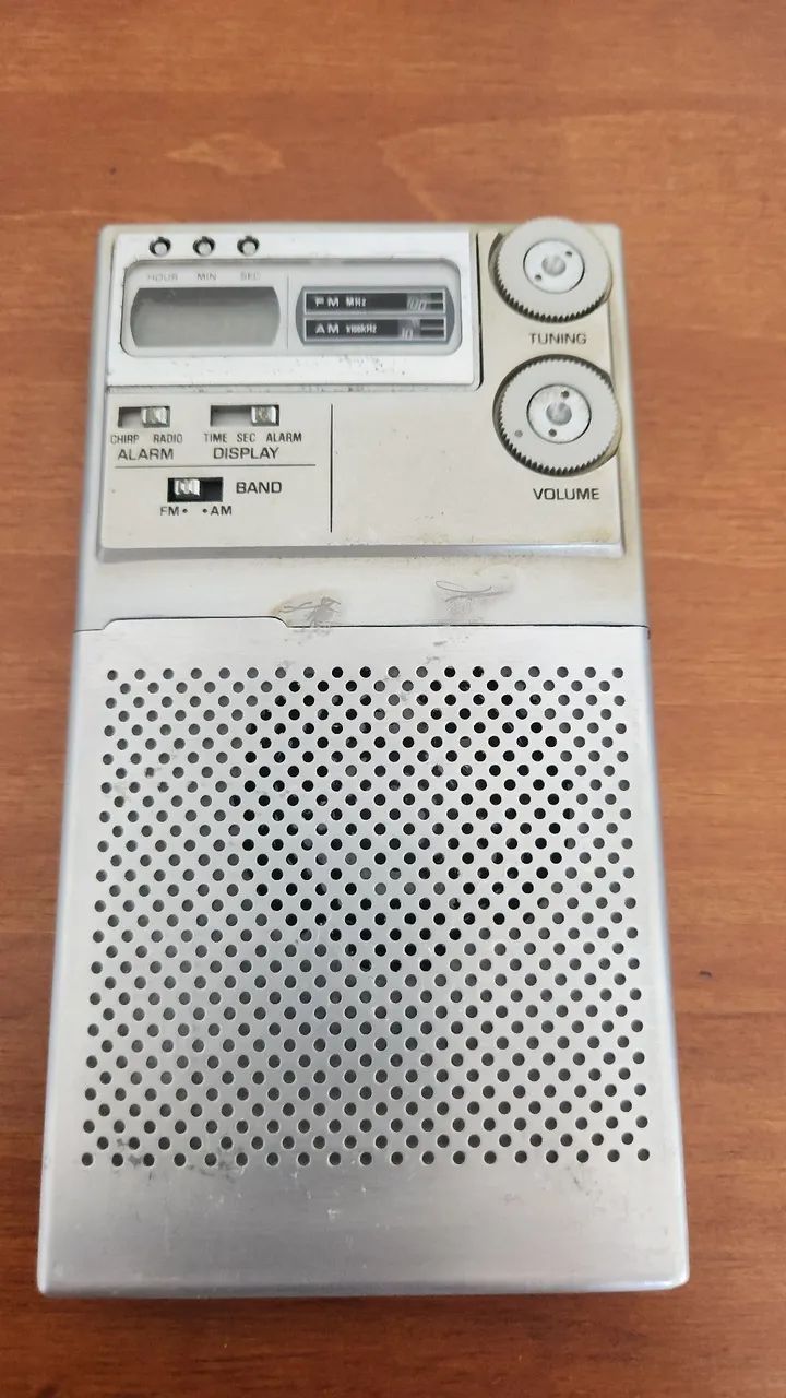Radio Panasonic da década de 70 am e FM funcionando todo em alumínio.