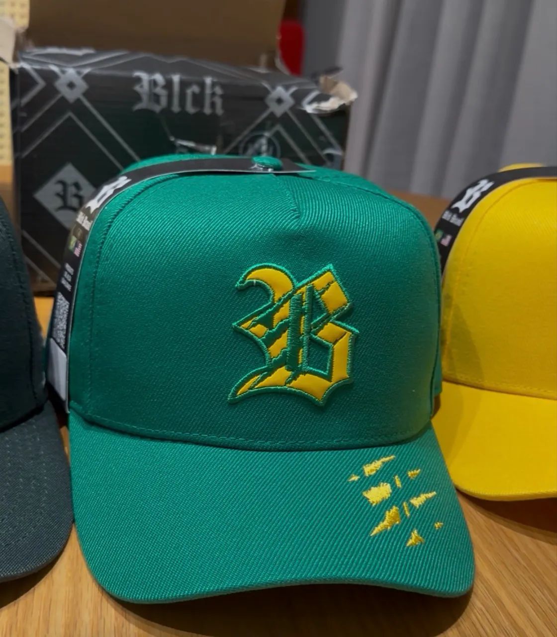4 (quatro) Bonés BLCK (nunca usado)