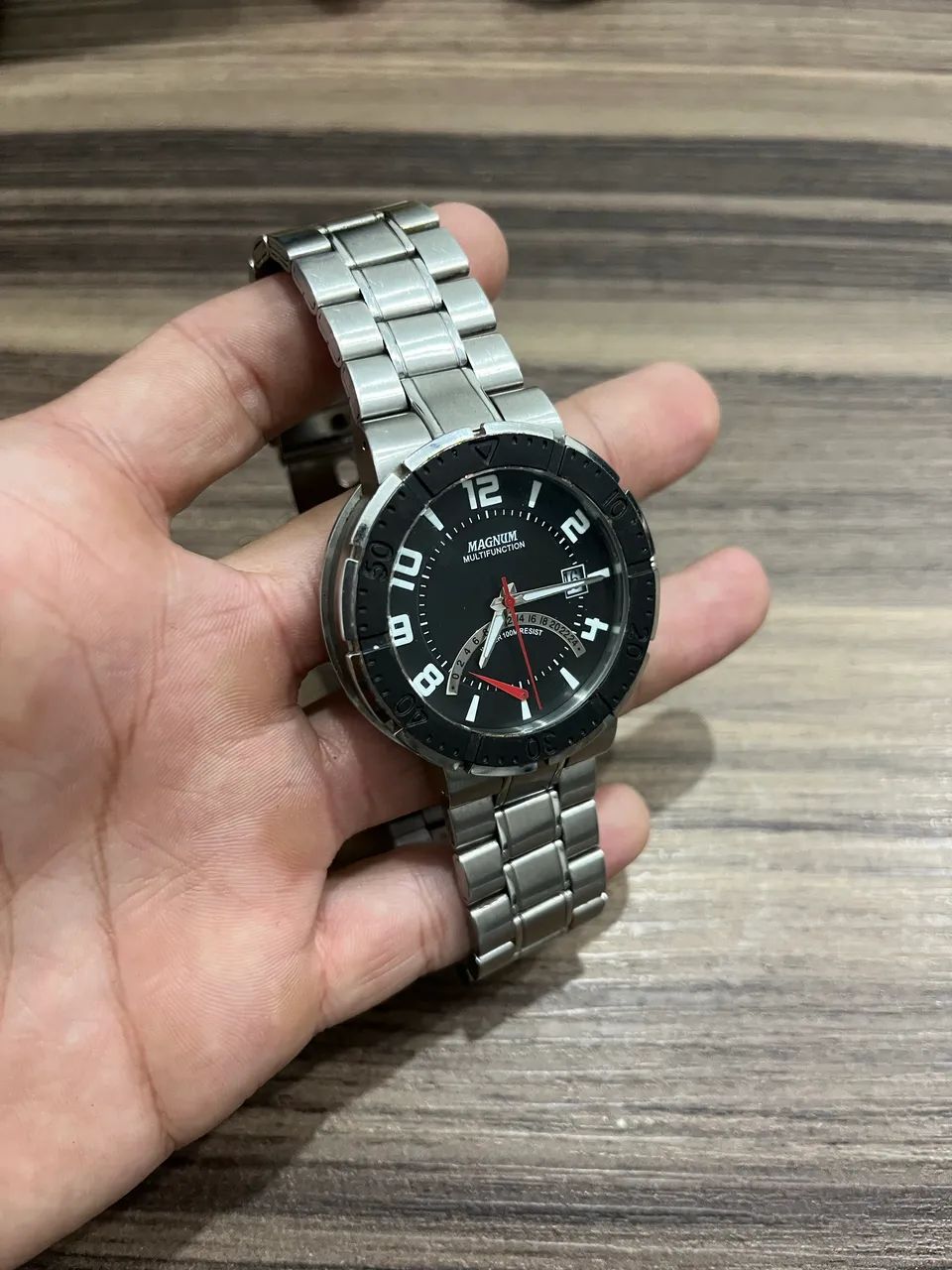 Relógio Magnum com pulseira aço inoxidável e bisel prateado