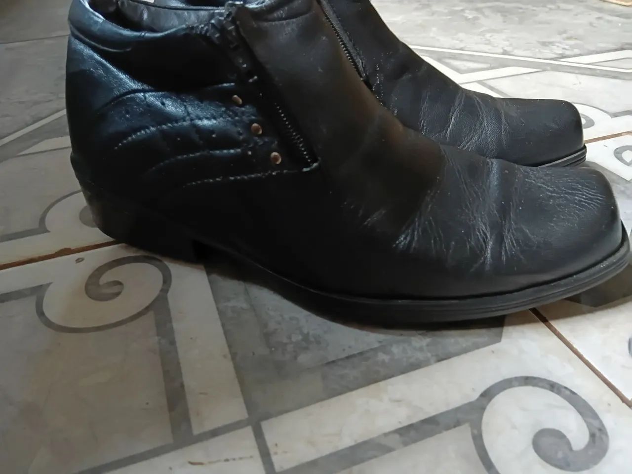 Bota couro legítimo semi nova com zíper  - Foto 2