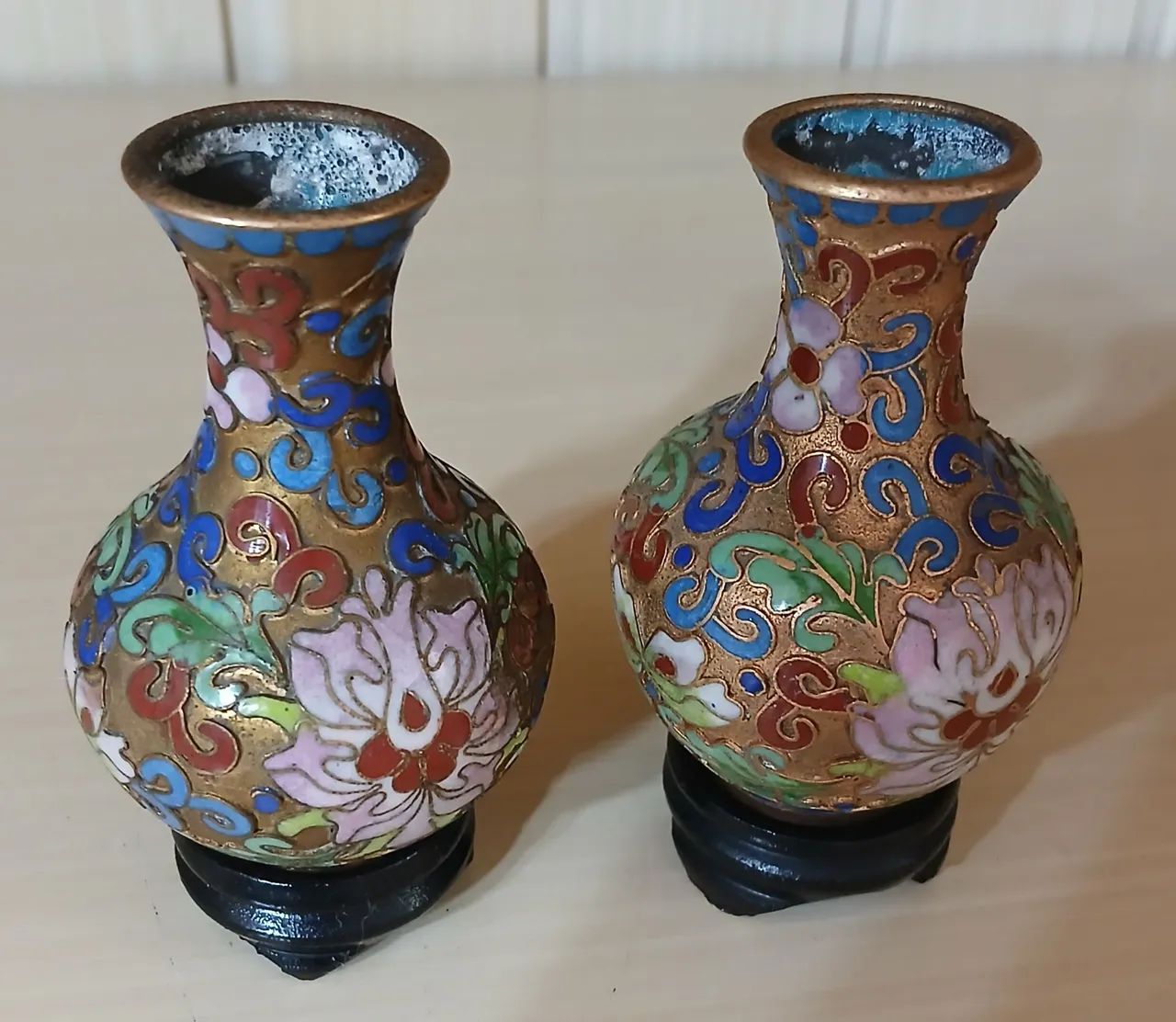 Par Mini Vasos Cloisonné Chinês em Cobre c/ Suporte - 9,5cm - Foto 4