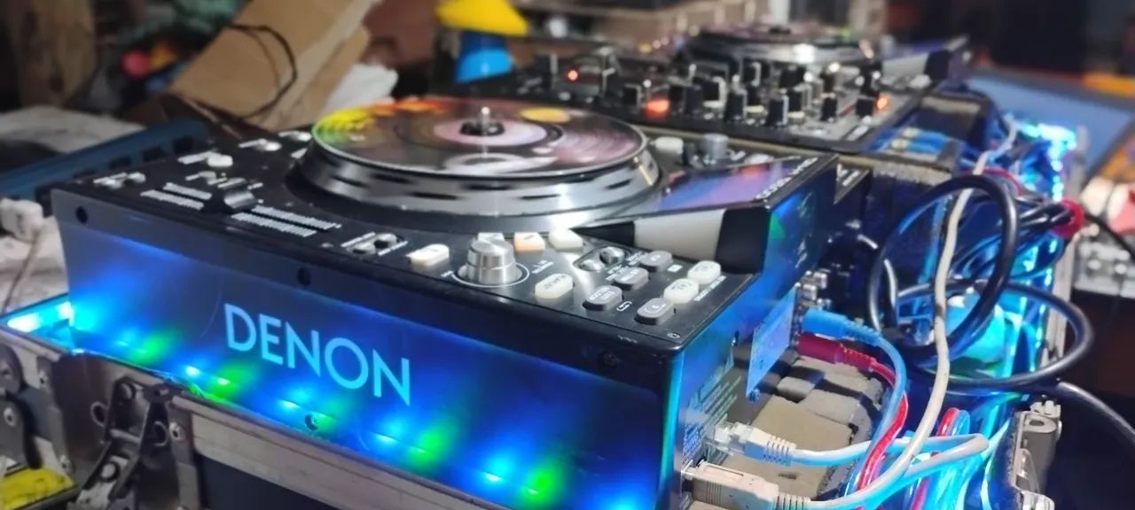 VENDO CDJ DENON DN-HS 5500 com os pratos giratórios
