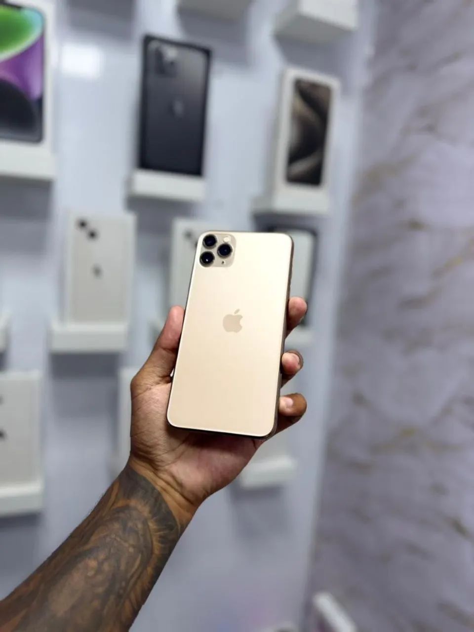 IPHONE 11 PRO MAX 64GB GOLD<br>R$ 1.550,00