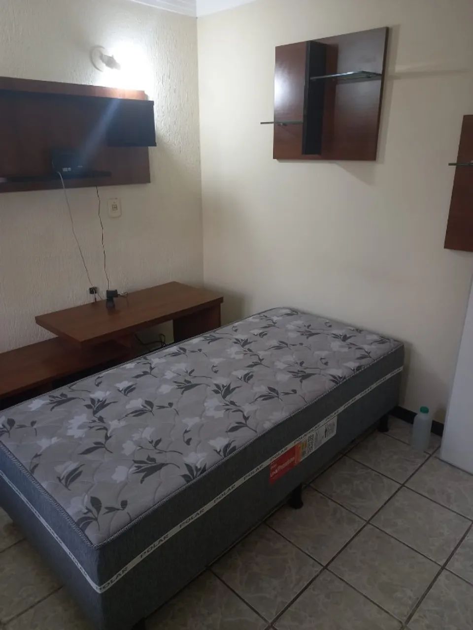 Alugo Quarto Mobiliado com Varanda em República Feminina - Foto 4