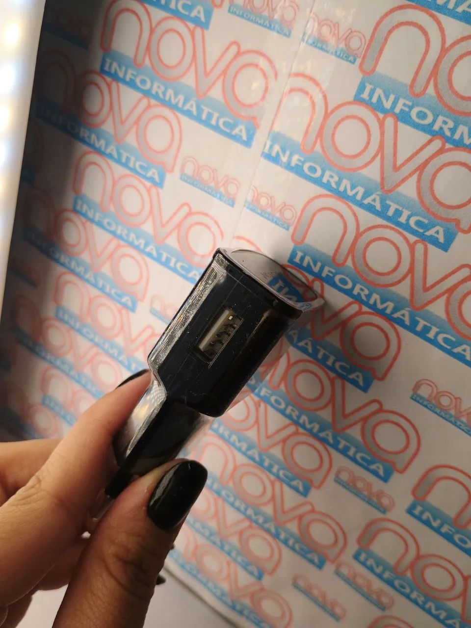 Fonte USB preto e branco - Foto 3