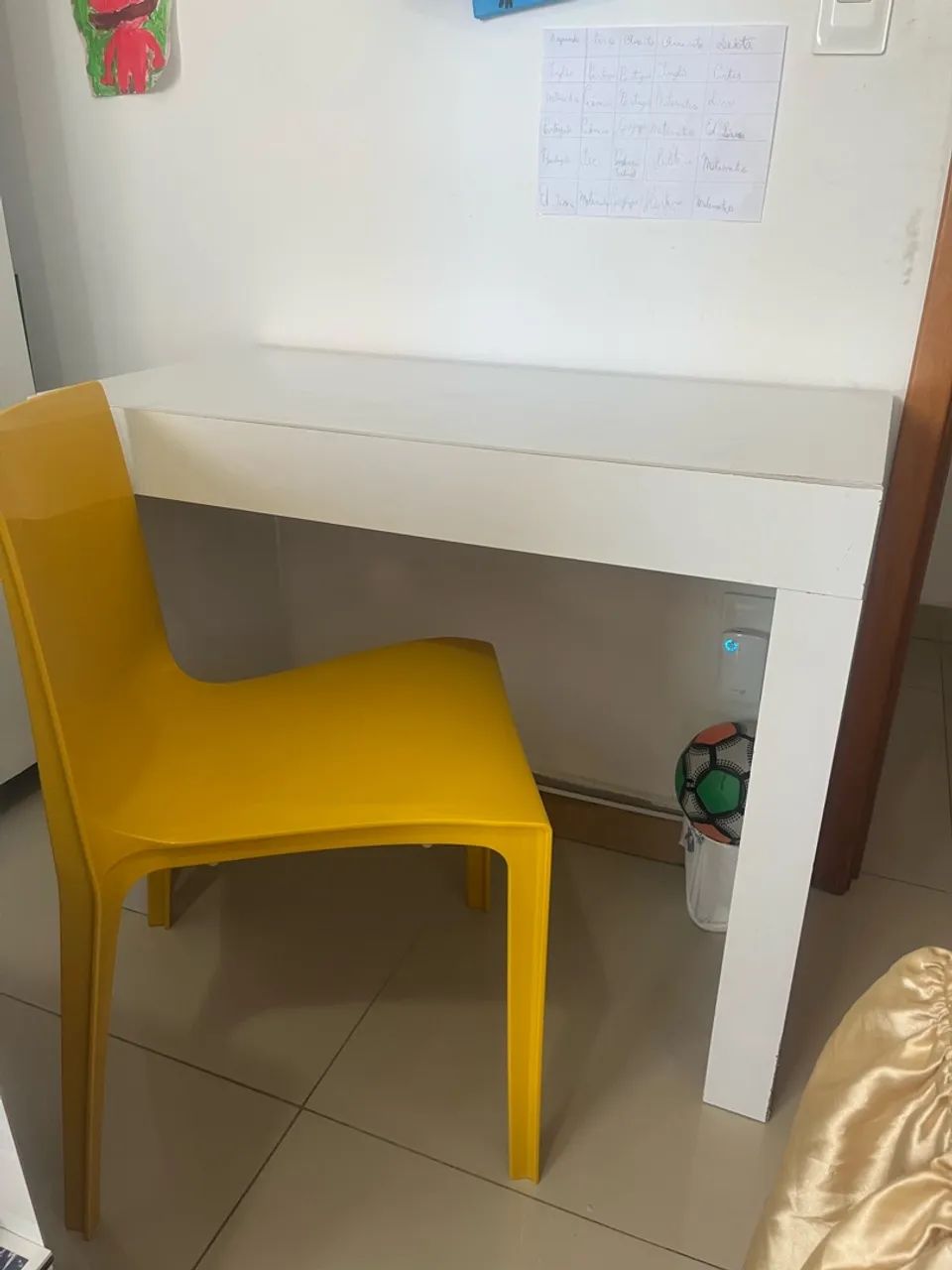 Mesa branca com cadeira  - Foto 2