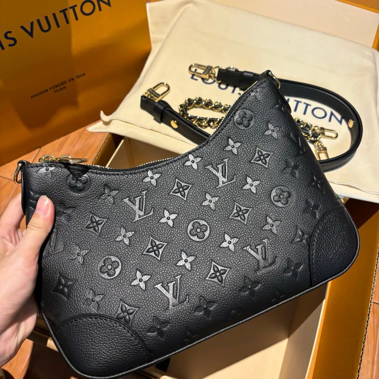Bolsa Hobo Louis Vuitton Monogram Preta com Corrente - Foto 3