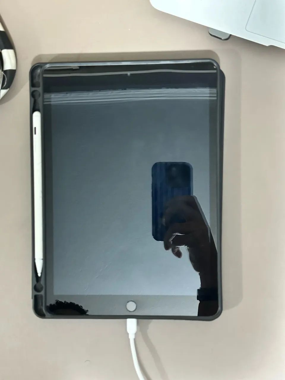 iPad 8ª Geração 32GB - Impecável + Capa Preta + Caneta Goojodoq - Foto 2