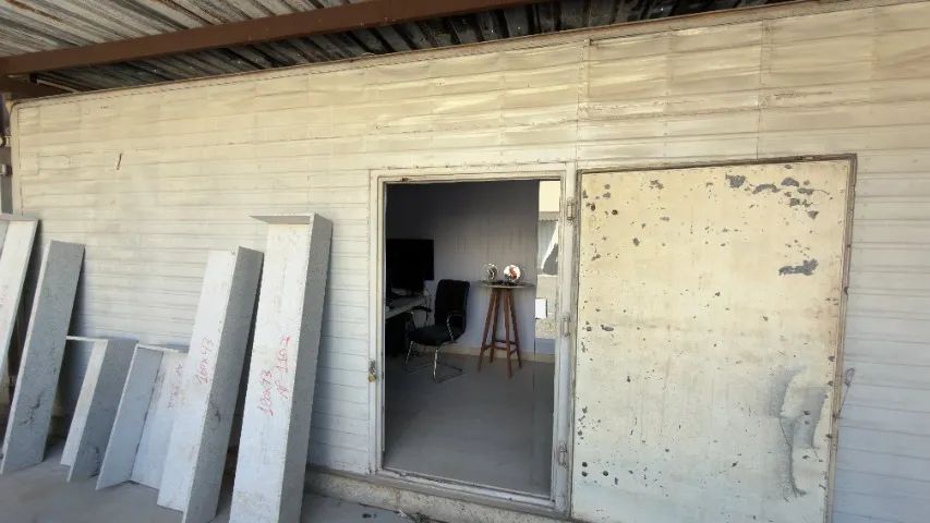 Bau de 7 metros preparado para escritório com piso e Porta de Correr interna - Foto 3