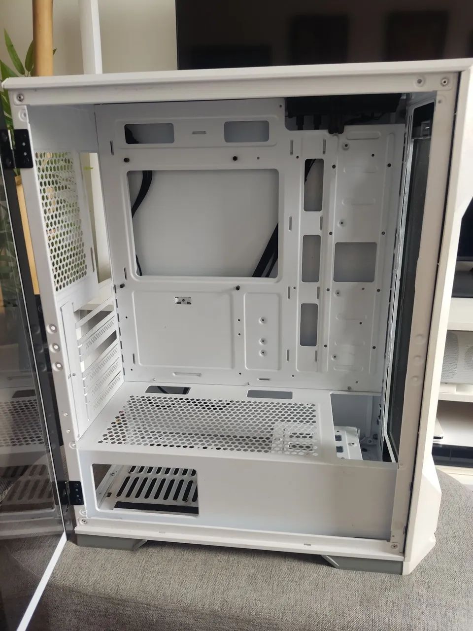 Gabinete gamer Pouter 3 branco  - Foto 4