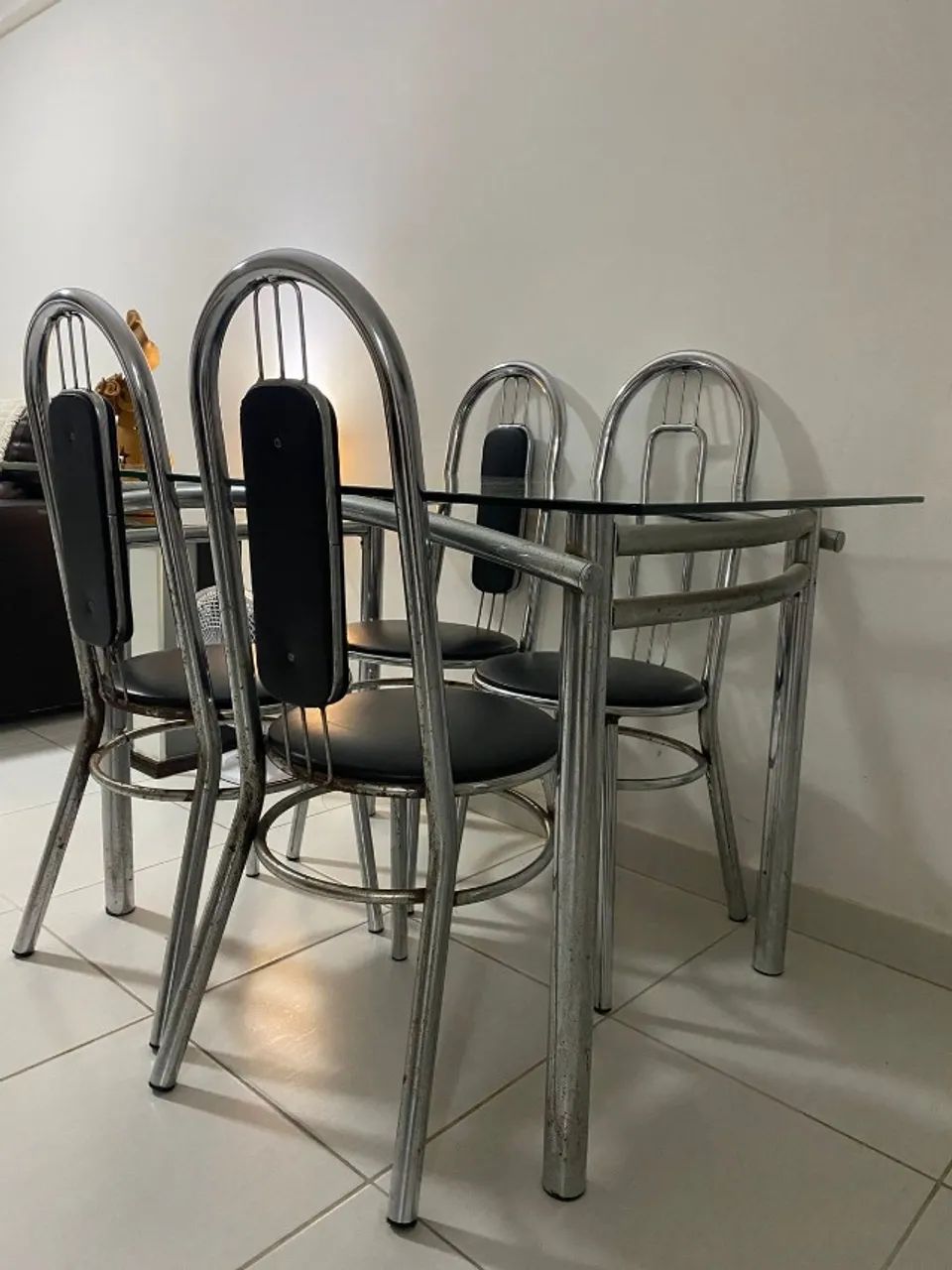 mesa de jantar cromada com tampo de vidro e quatro cadeiras (usada) - Foto 2