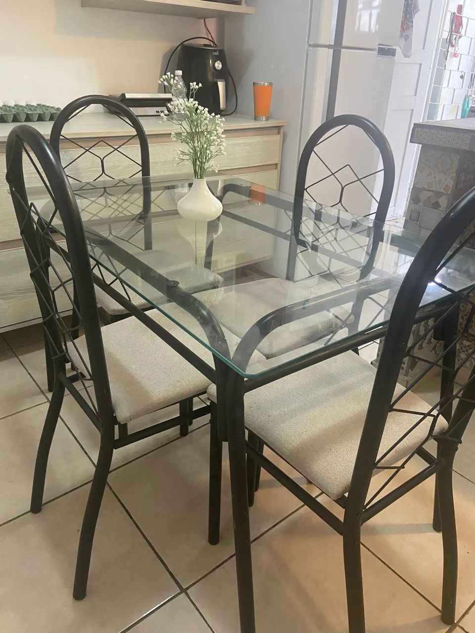 Mesa com vidro e 4 cadeiras