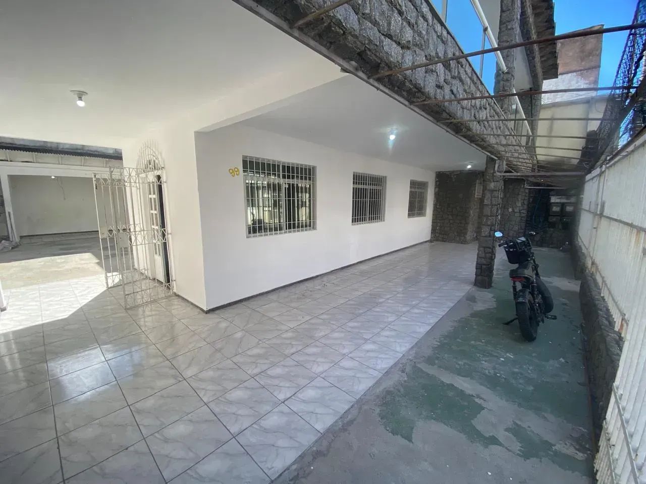 Imóvel para aluguel possui 200 metros quadrados com 3 quartos - Foto 2