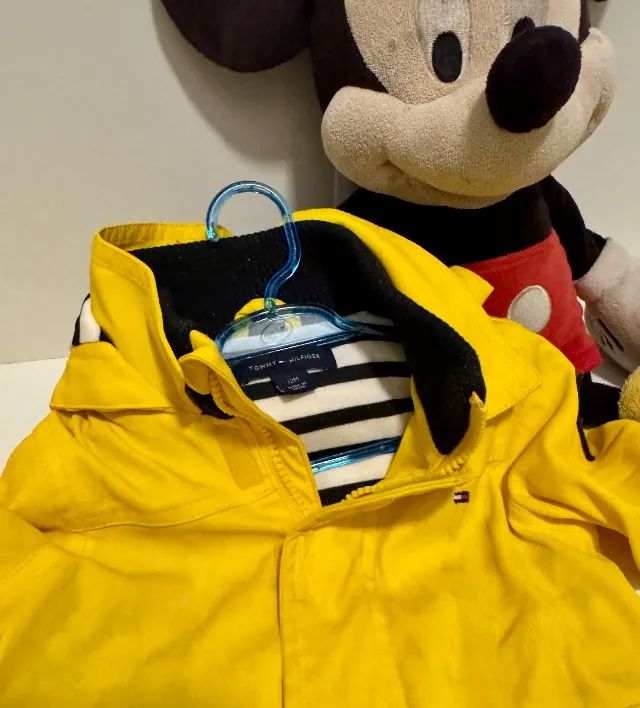 Jaqueta amarela Tommy Hilfiger usada bebê 
