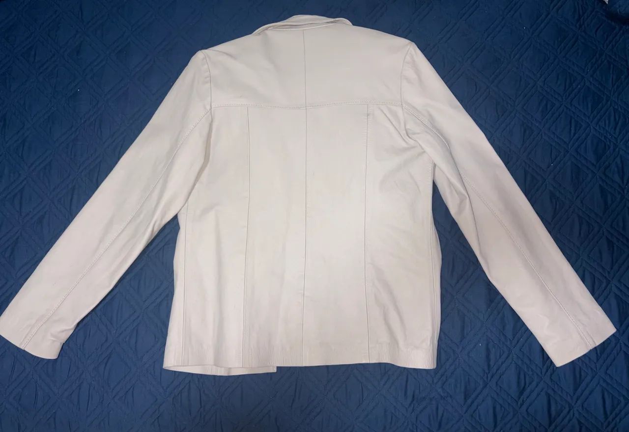 blazer de couro legítimo off-white e forro acetinado claro seminova  - Foto 2